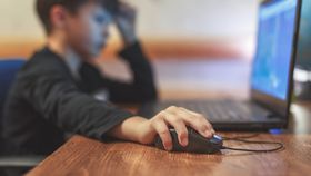 Proiect de lege: Tinerii sub 16 ani, acces limitat pe net! Copiii ar trebui să ceară acordul părinților